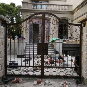 Hench custom design made wrought iron driveway gates finished project photos No.15