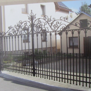 Wrought iron gates manufacturers China garden metal steel driveway swing sliding gate sppliers Hc-g26