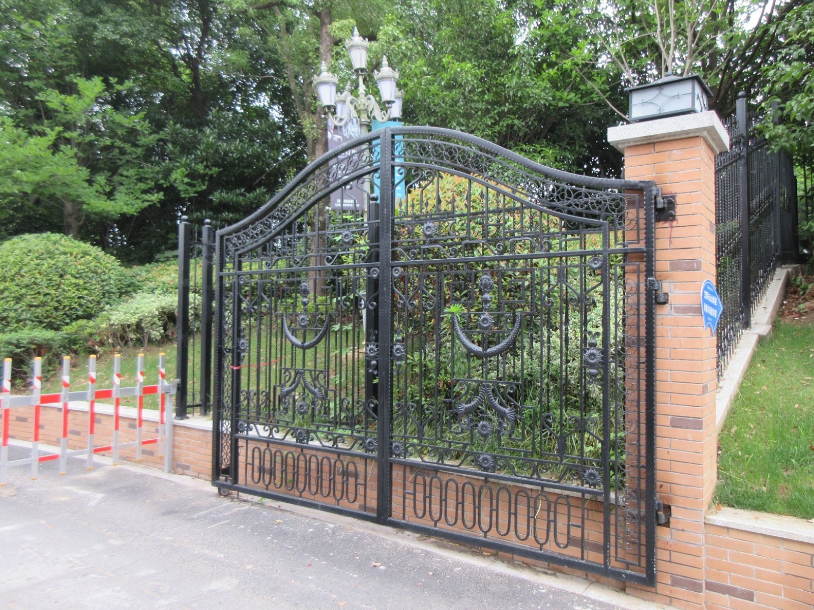 Wrought iron gates manufacturers China garden metal steel driveway swing sliding gate sppliers Hc-g30