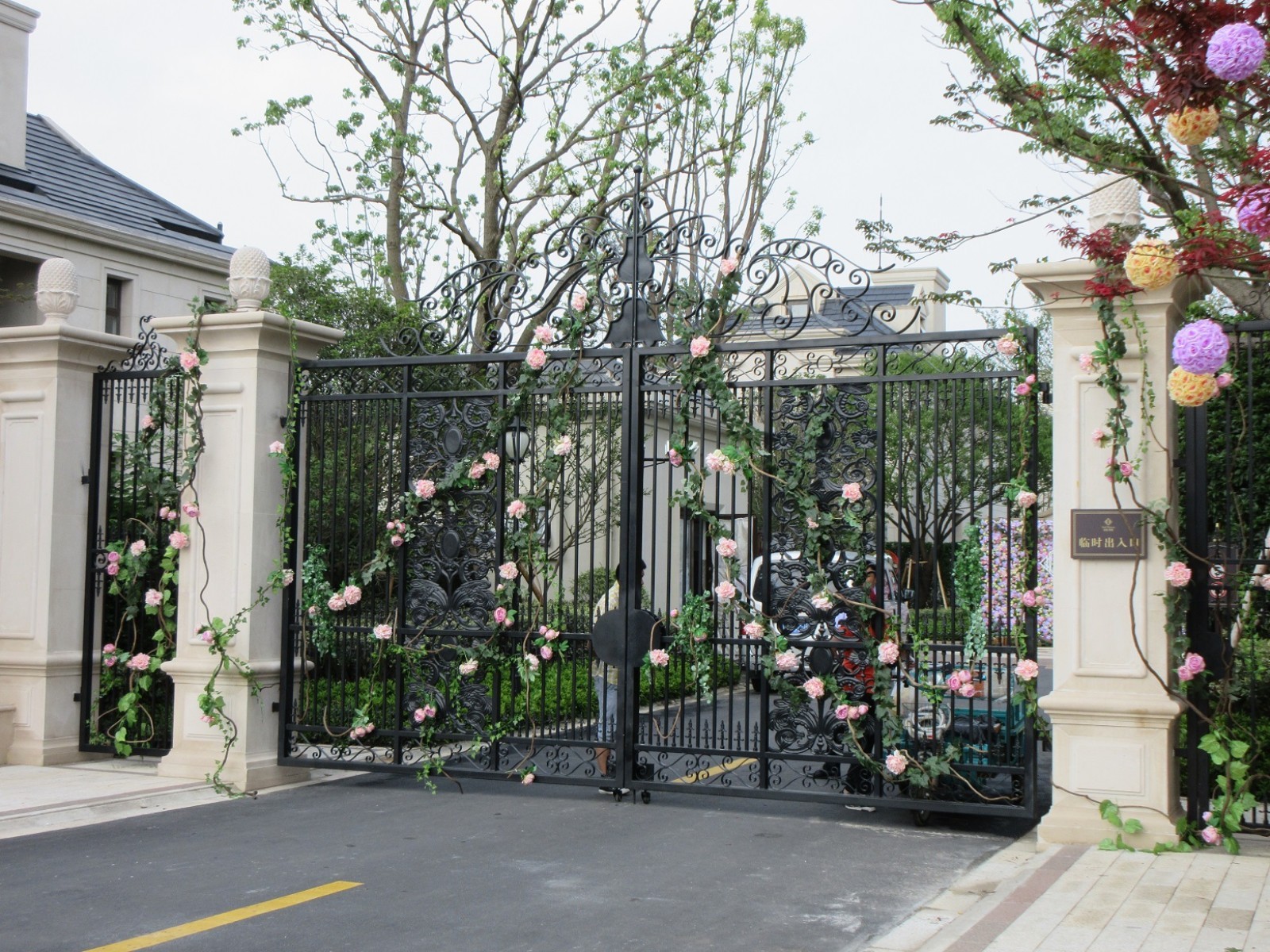 Wrought iron gates manufacturers China garden metal steel driveway swing sliding gate sppliers Hc-g31